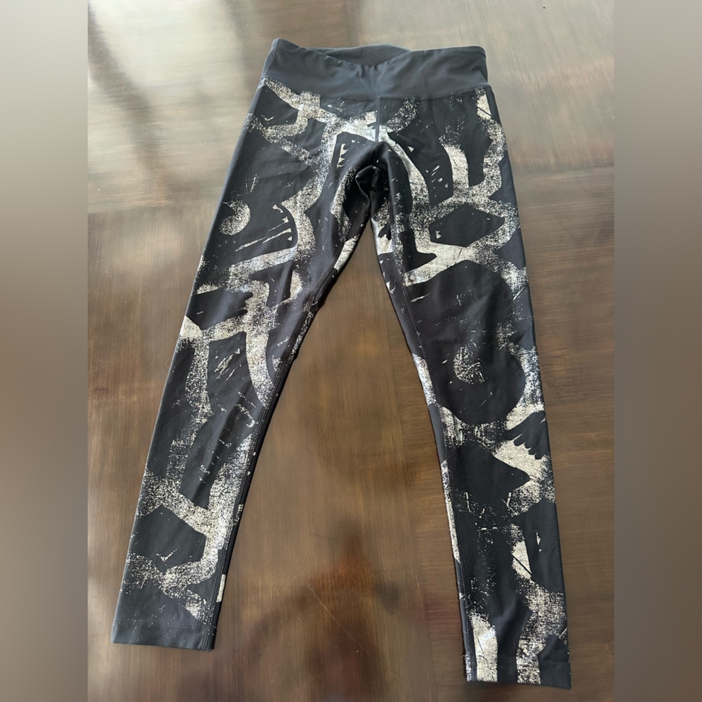 Zumba Brand Black and Silver Ankle Length Workout Leggings-Size Medium